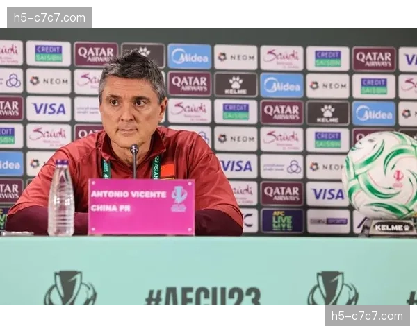 场边视角：VAR介入长达五分钟，改判点球引发双方教练组抗议