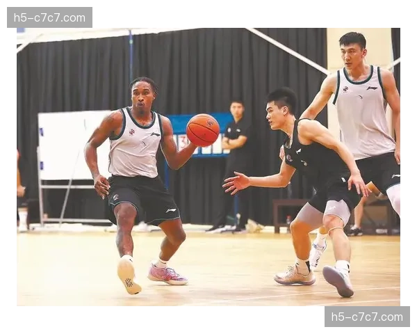 福建浔兴队训练课重点演练“7秒进攻”，旨在提升攻防转换效率